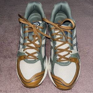 ASICS Kayano 14 size 9.5D “Vanilla Tarmac”